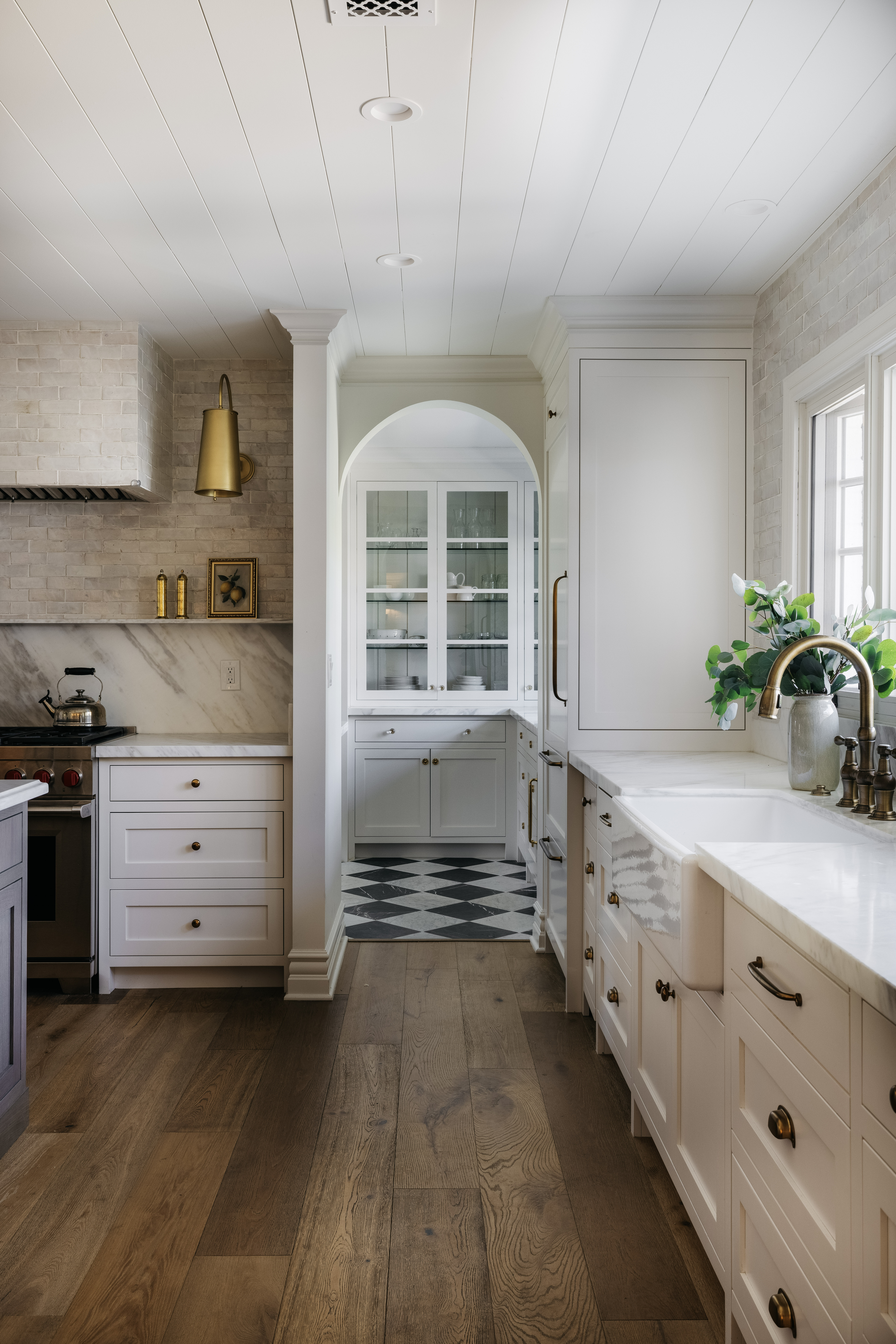 Kitchen butler pantry arch
