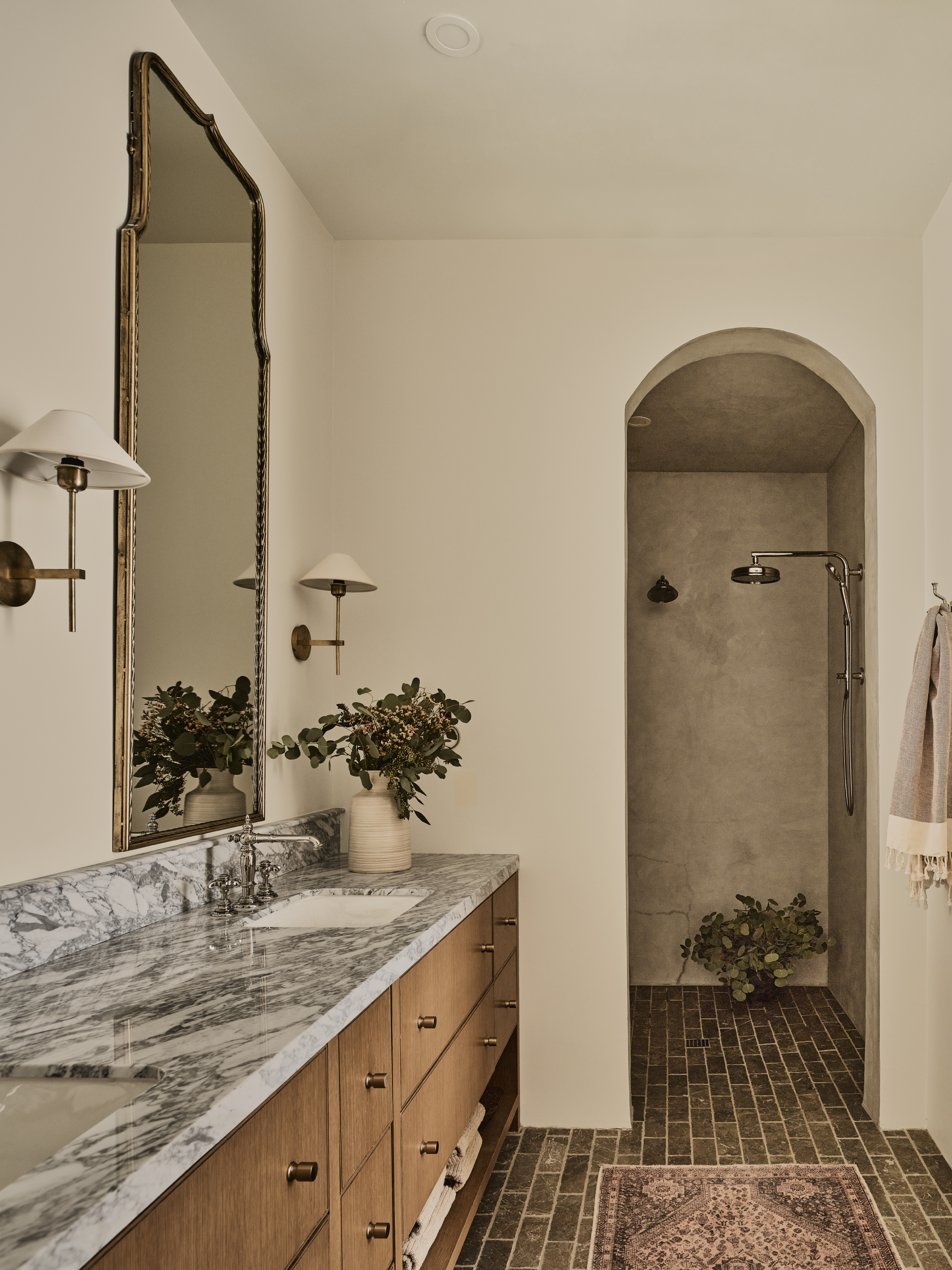 Primary bath with arch